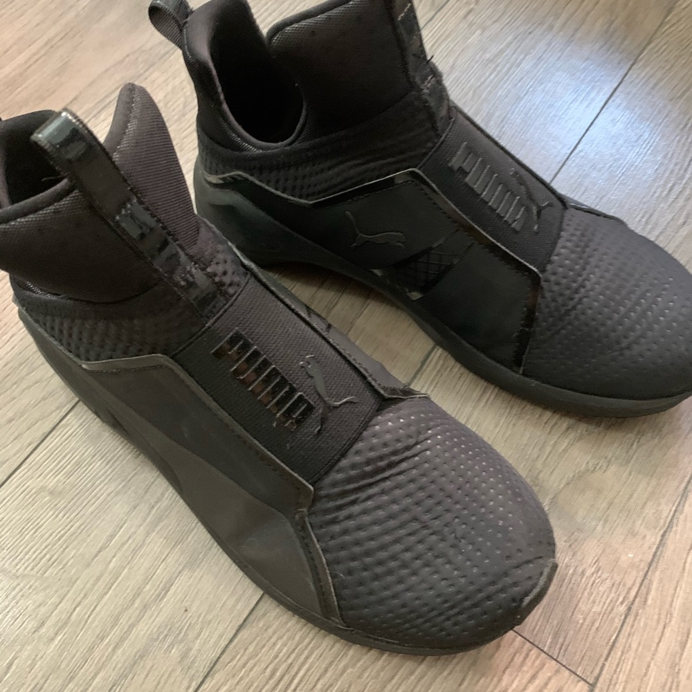 Black Puma pull-on runners.